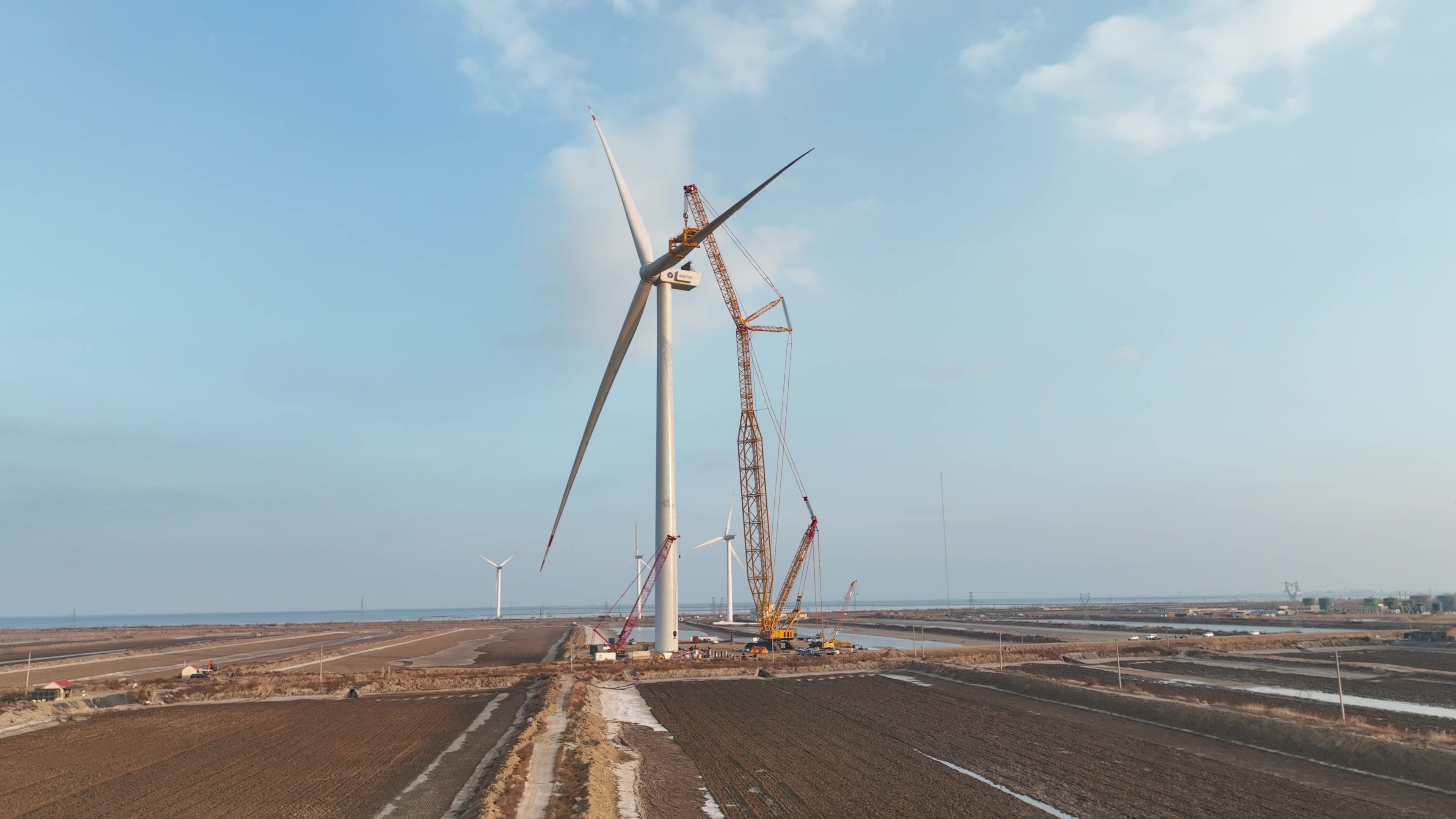 经年打磨今朝亮剑！yp街机股份深远海16MW“海鹰”平台吊装成功